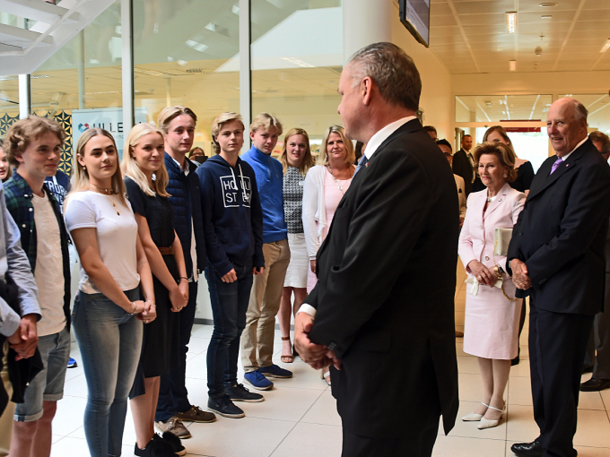 The King and Queen and President Kiska greeted rector Torill Røeggen and some of her pupils. Photo: Sven Gj. Gjeruldsen, The Royal Court.